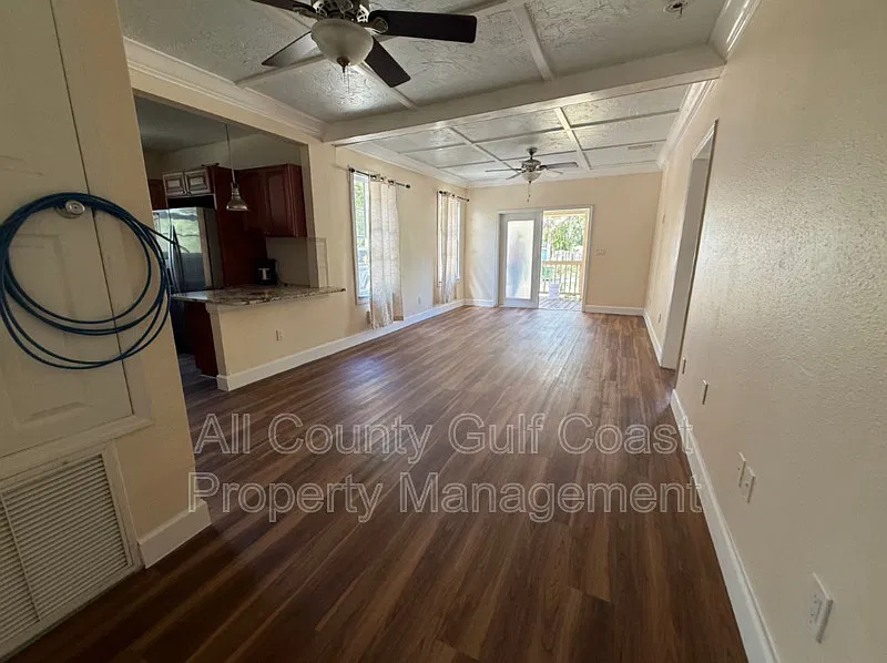 3 bed, 2.0 bath, 987 sqft, $2,295 — Photo 3