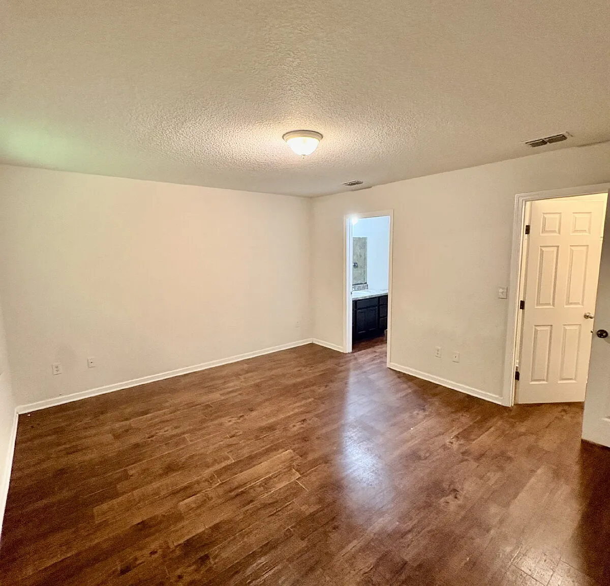 3 bed, 2.0 bath, 1430 sqft, $1,600 — Photo 3