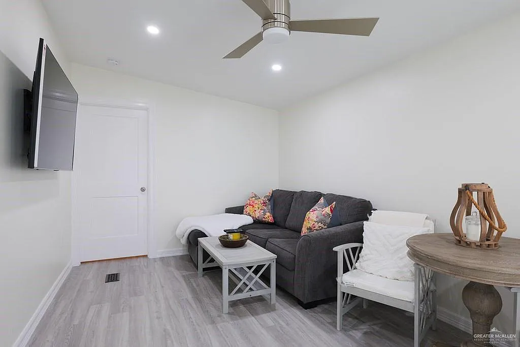 2 bed, 2.0 bath, 800 sqft, $2,850 — Photo 3