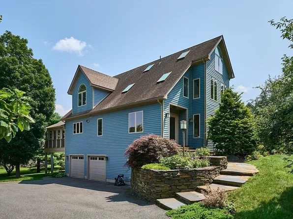 60 Country Corners Rd, Amherst, MA 01002