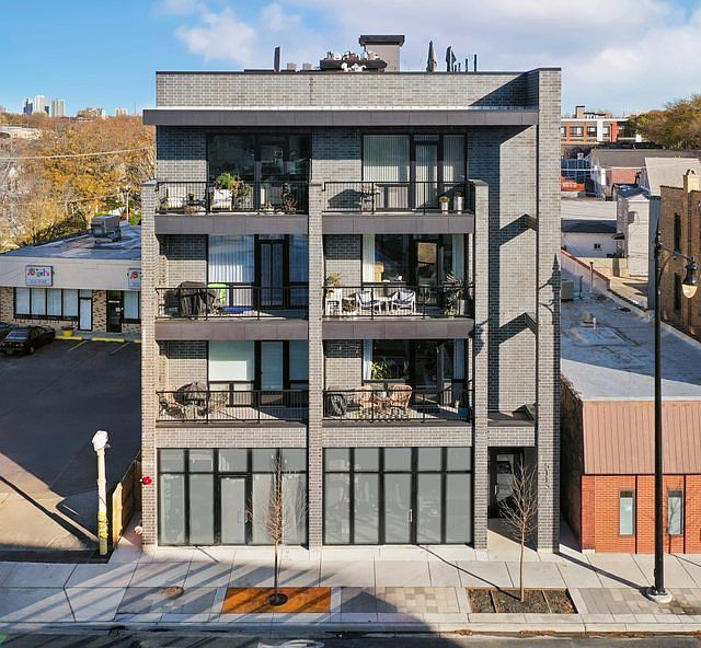 1st image of 5113 N Lincoln Ave #303