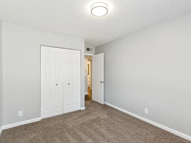 Meadow Glen Apartments — Photo 10