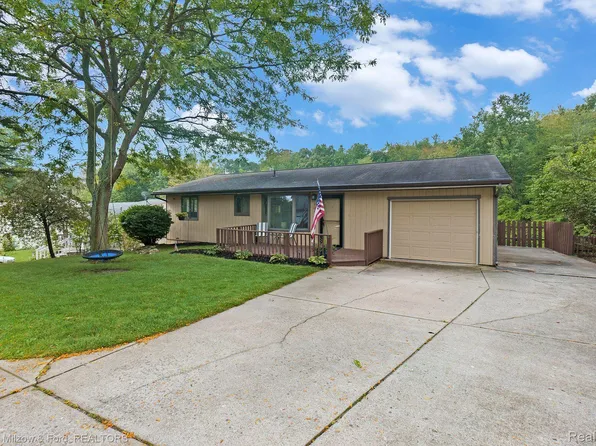 9045 Sherwood Dr, Davisburg, MI 48350