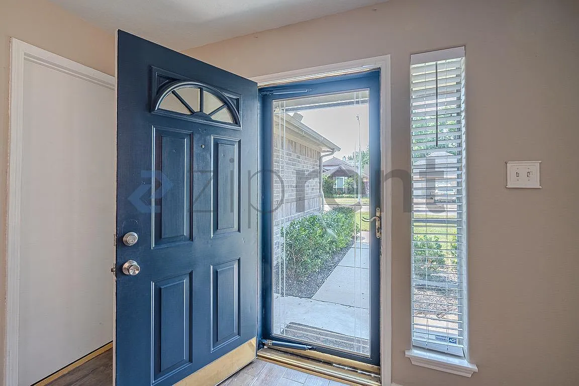 3 bed, 1300 sqft, $1,900 — Photo 4