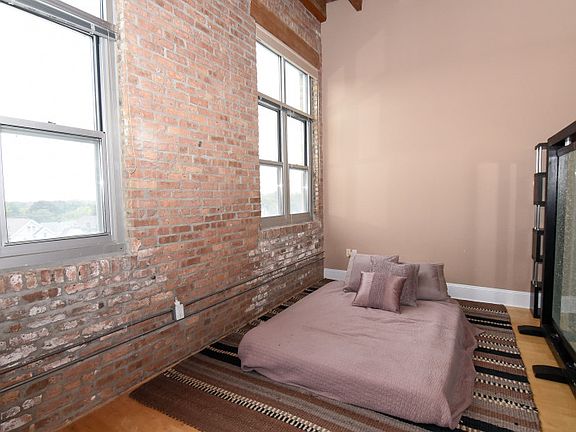 4th image of 3059 N Weil St Unit 402