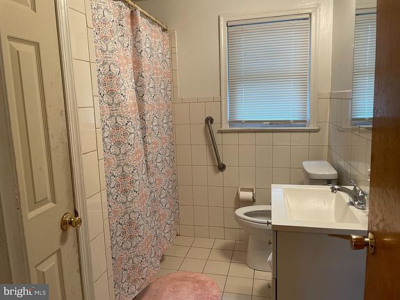 5th image of 649 Gladstone Ave