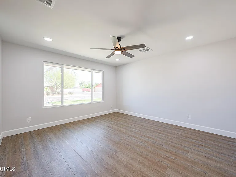 11202 N 43rd Dr — Photo 6