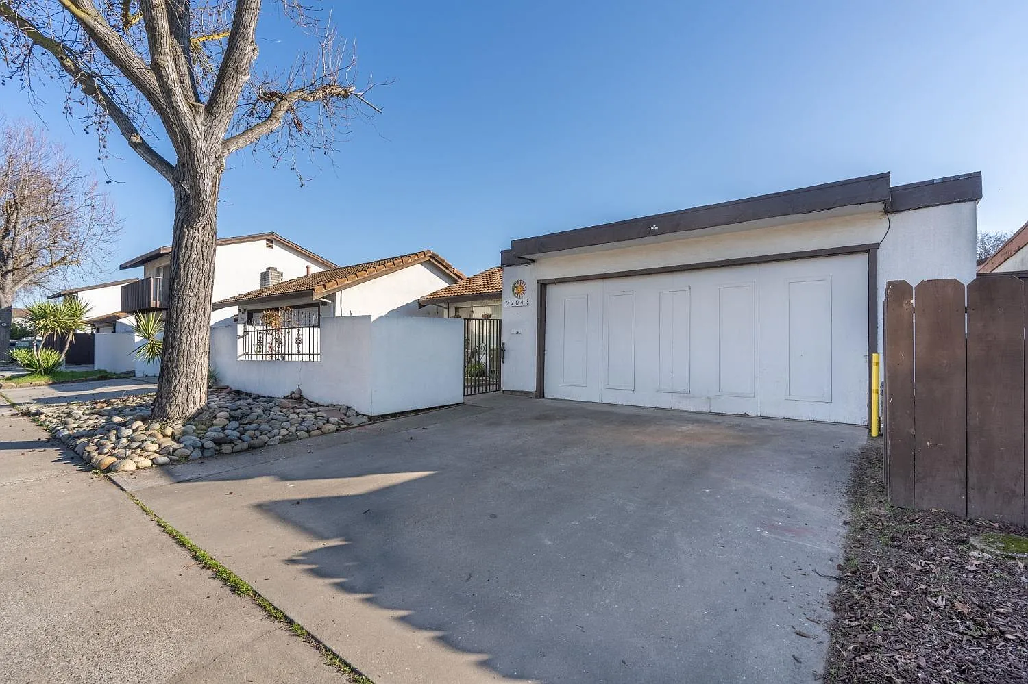 2704 Santiago Dr photo 1