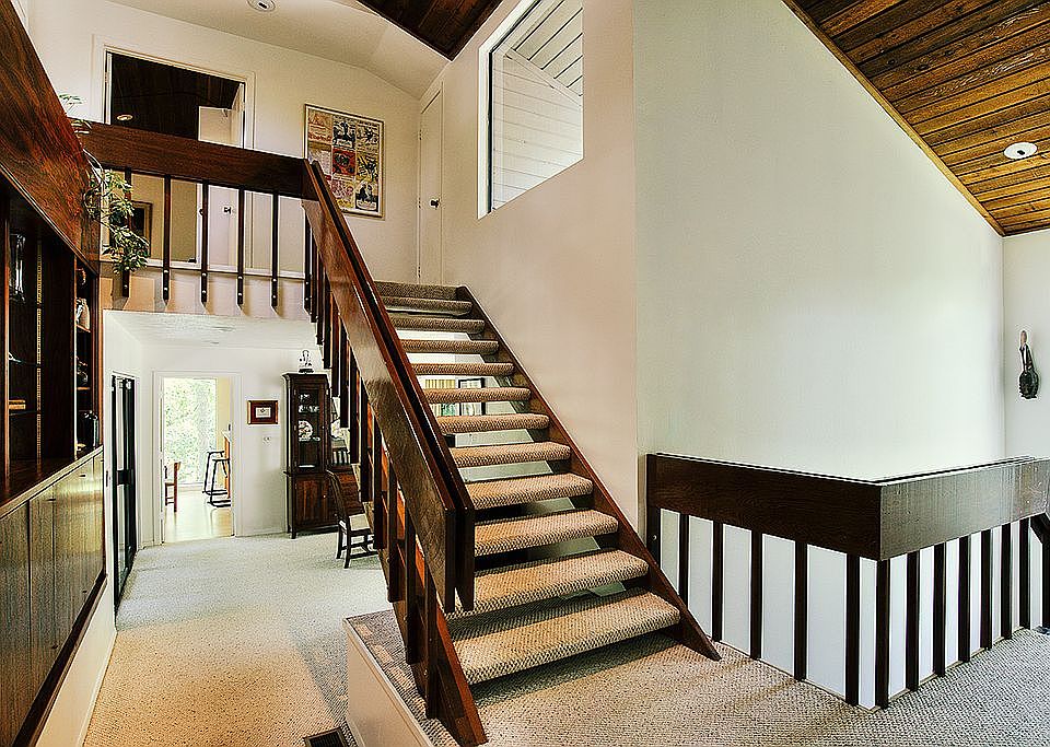 1st image of 928 Easton Pl