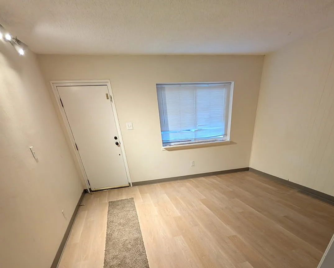 Building Photo - 112 Cornell Dr SE #1