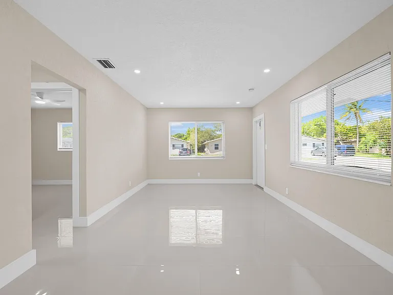 832 NE 12th Ave #1 — Photo 2