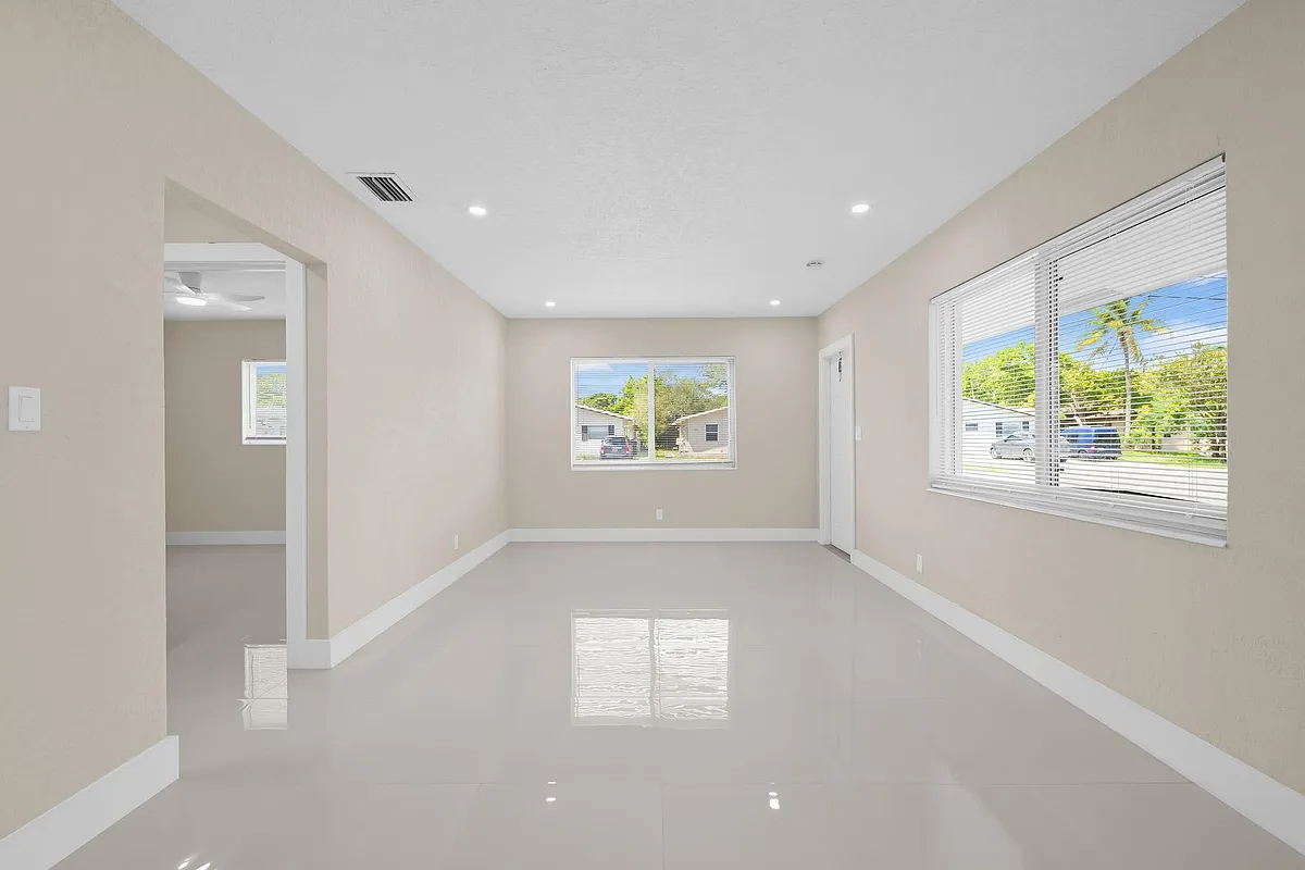 Building Photo - 832 NE 12th Ave #1