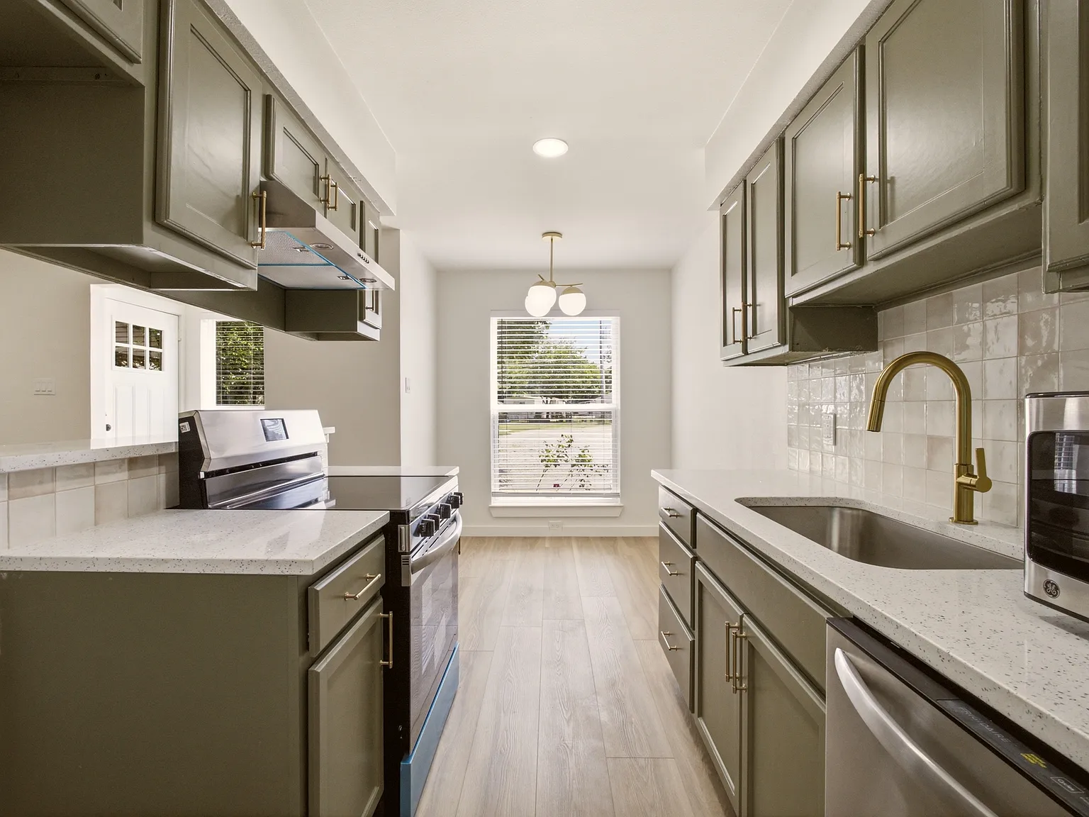 2 bed, 920 sqft, $1,499 — Photo 3