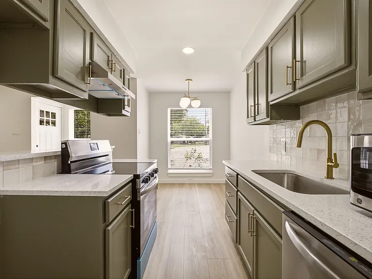 908 Isbell Rd #B — Photo 3