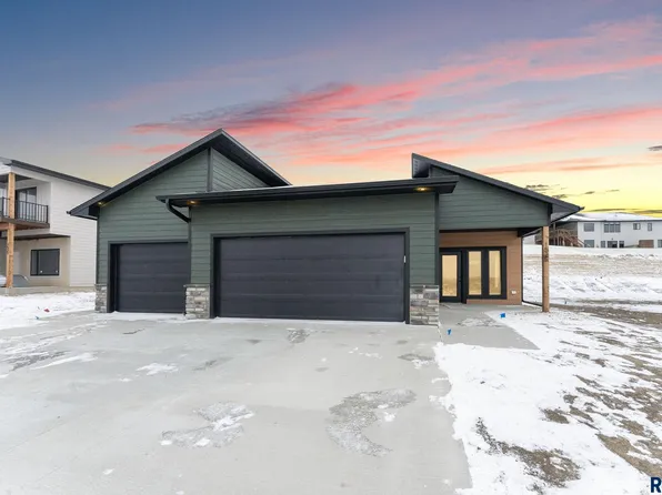 1525 W Burton Dr, Brandon, SD 57005