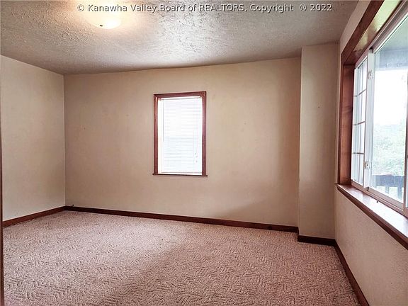 5th image of 104 Sissonville View Dr