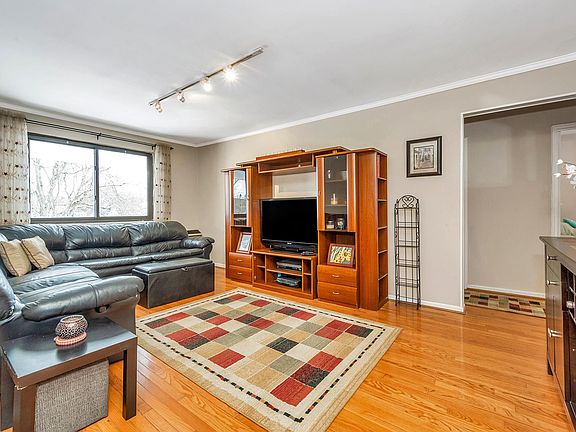 5th image of 25 Lawrence Dr APT C