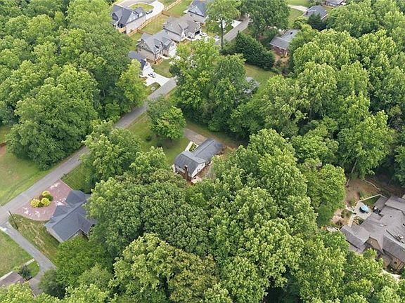 4th image of 608 Alpine Rd