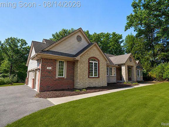 2nd image of 372 Hunters Ridge Dr