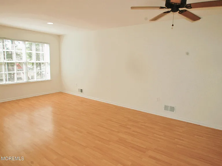 574 Beachway Ave #7 — Photo 8