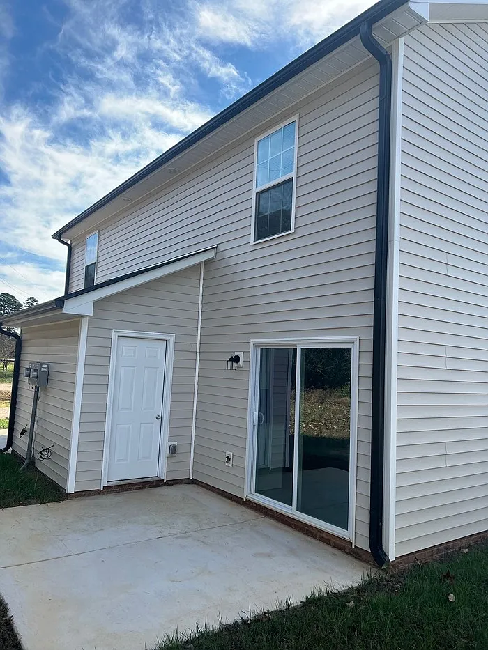2 bed, 1.5 bath, $1,260 — Photo 2