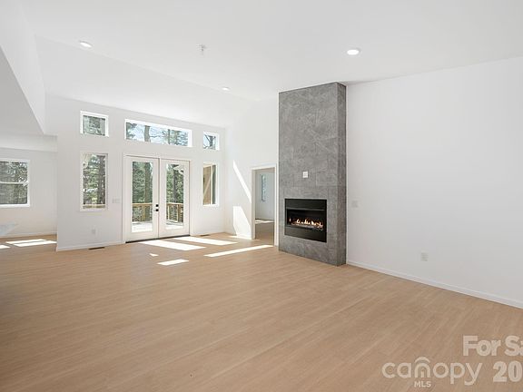 3rd image of 654 Hollybrook Dr