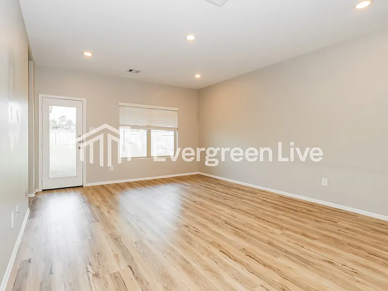 114 Southern Red Oak Ln — Photo 3