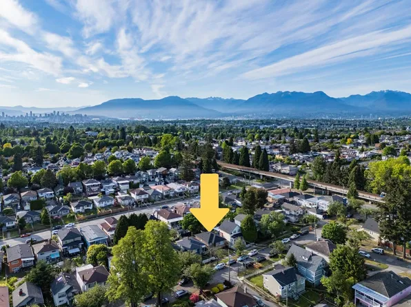 4967 Spencer St #1, Vancouver, BC V5R 3Z9