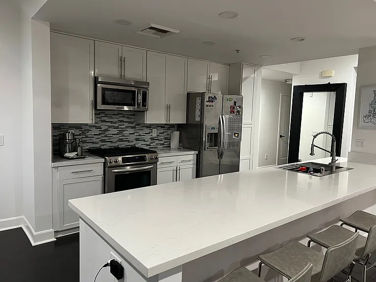 300 E 4th St #402 — Photo 27