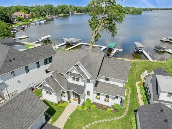 225 Edgewater Dr, Crystal Lake, IL 60014