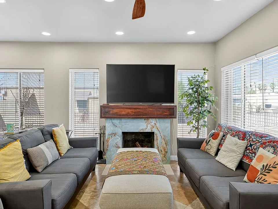 1627 E Earll Dr