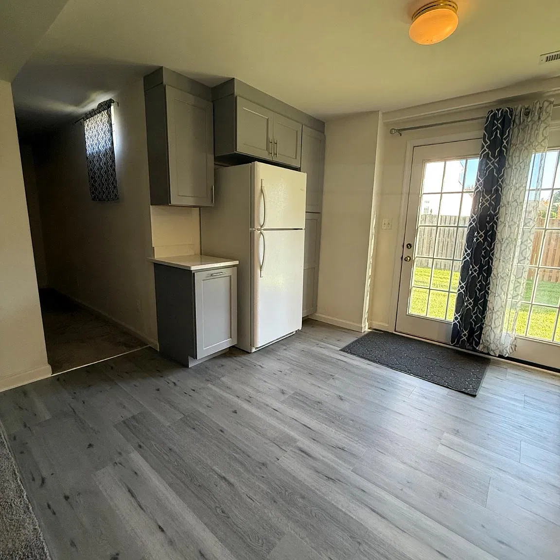 2 bed, 1.0 bath, 3724 sqft, $2,200 — Photo 3