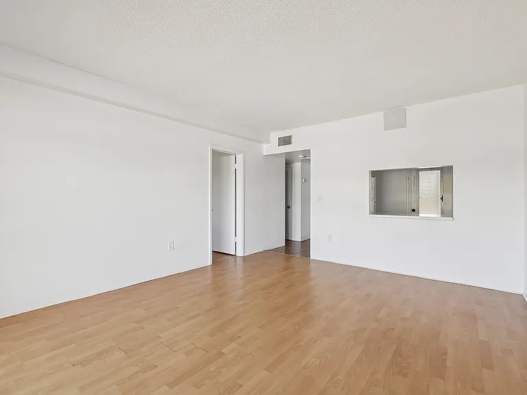 Esquire Apartments — Photo 27