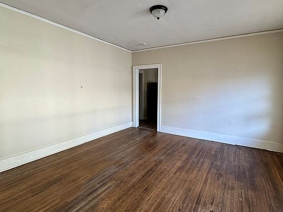 3rd image of 1901 Snowden Ave