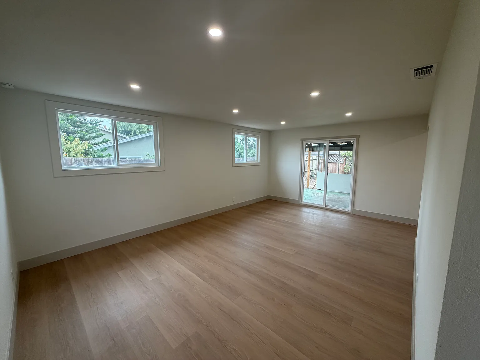 3 bed, 1220 sqft, $3,195 — Photo 1