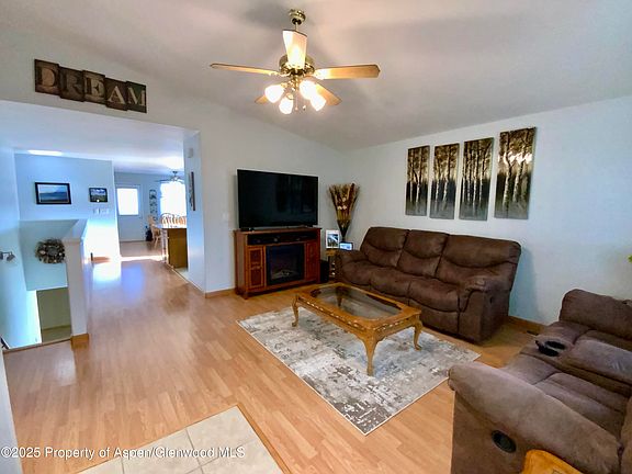 4th image of 660 Aspen Ave