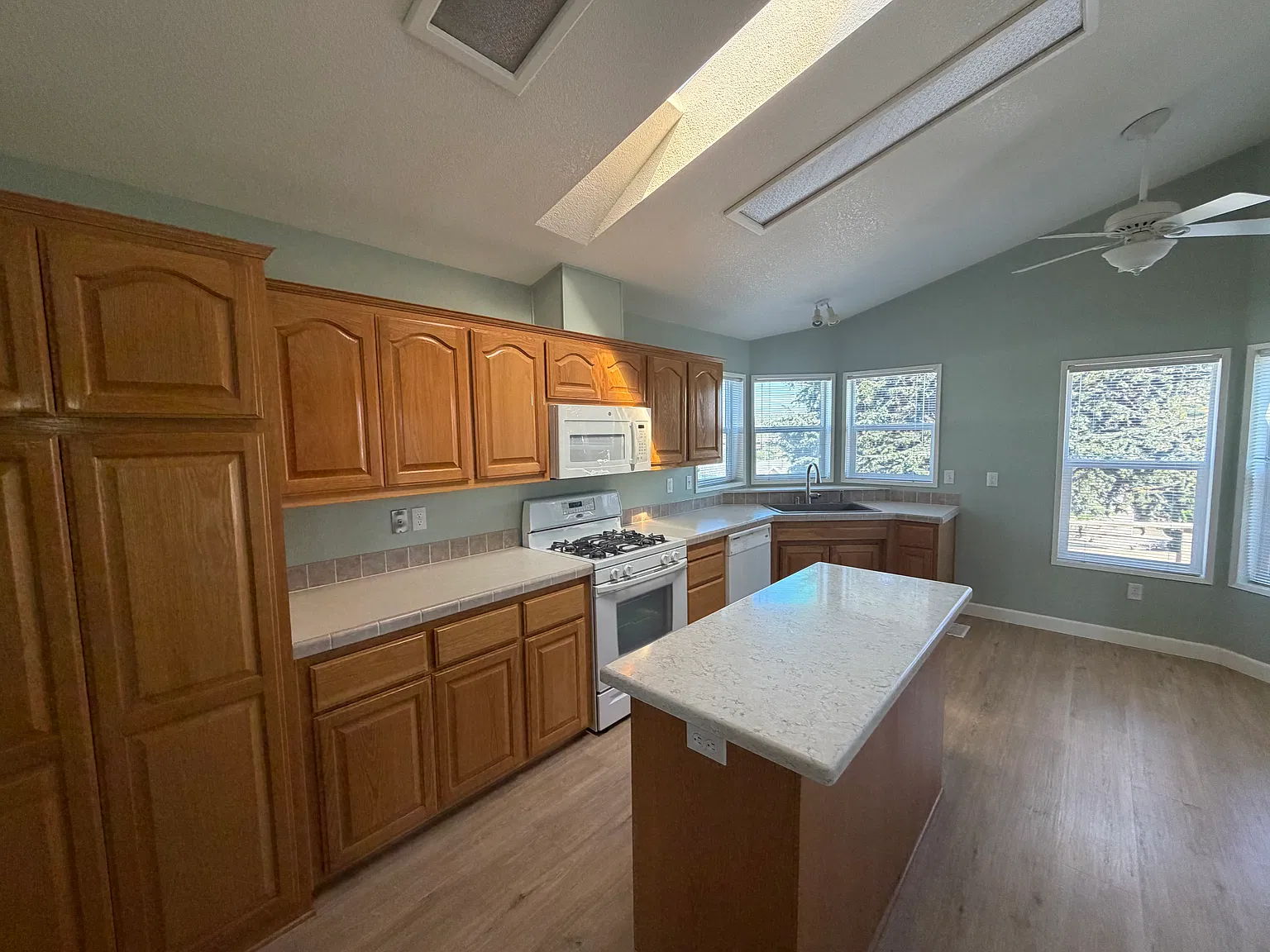 2 bed, 1564 sqft, $4,000 — Photo 4