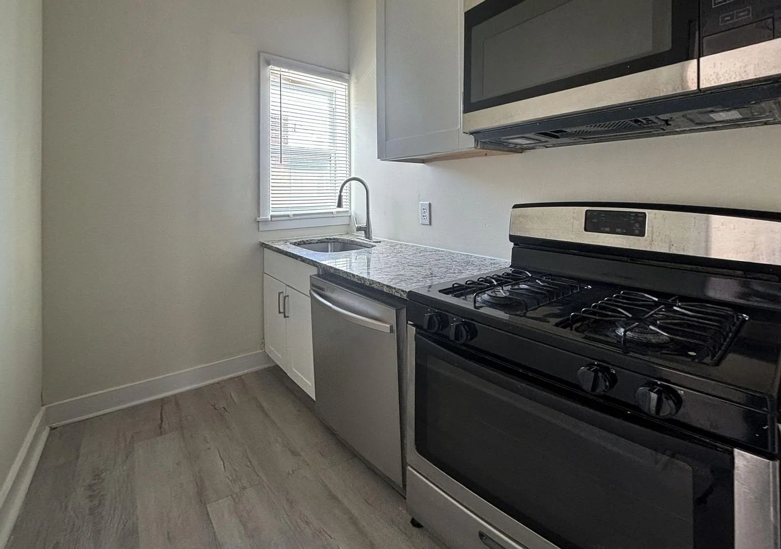 Updated 3BR with Parking & New Kitchen on Quiet Residential Block — Photo 3