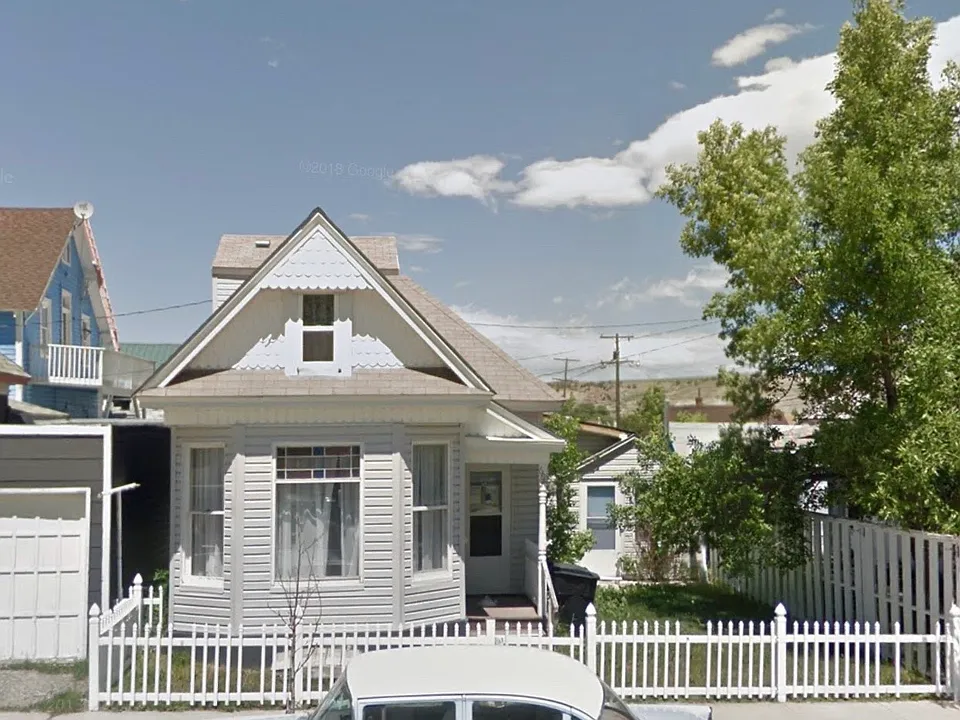 606 E 5th St