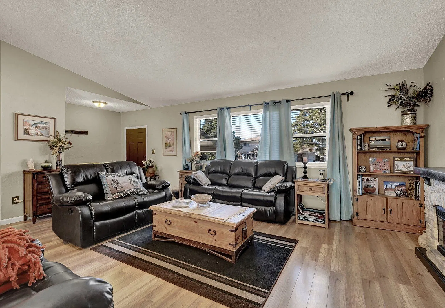 4 bed, 3.0 bath, 2196 sqft, $2,500 — Photo 3