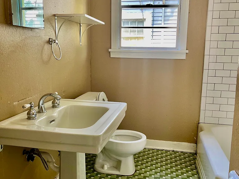 231 E Slattery Blvd — Photo 6
