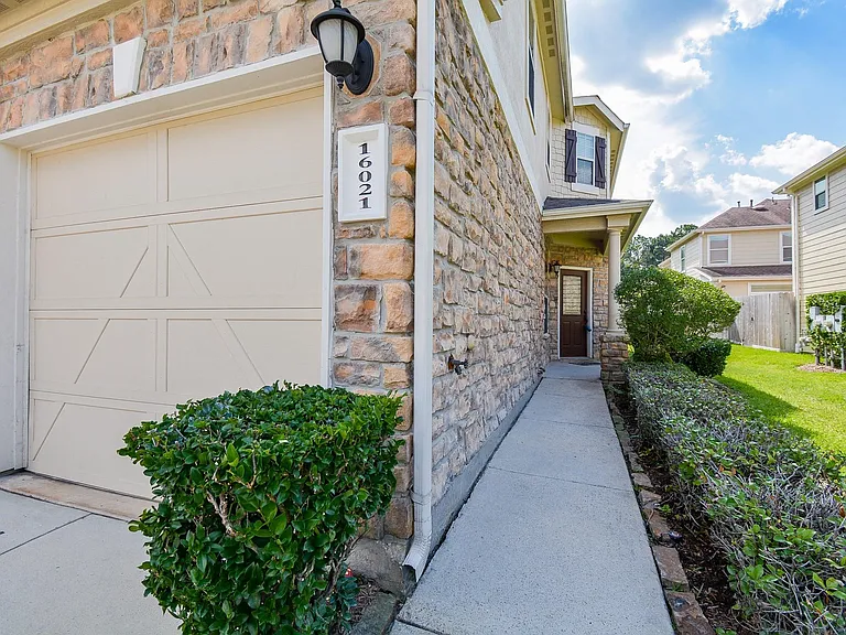 16021 Summerville Lake Dr — Photo 6
