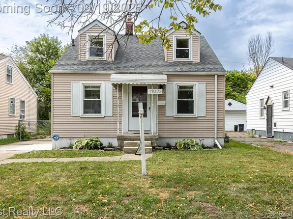 19372 Kenosha St, Harper Woods, MI 48225