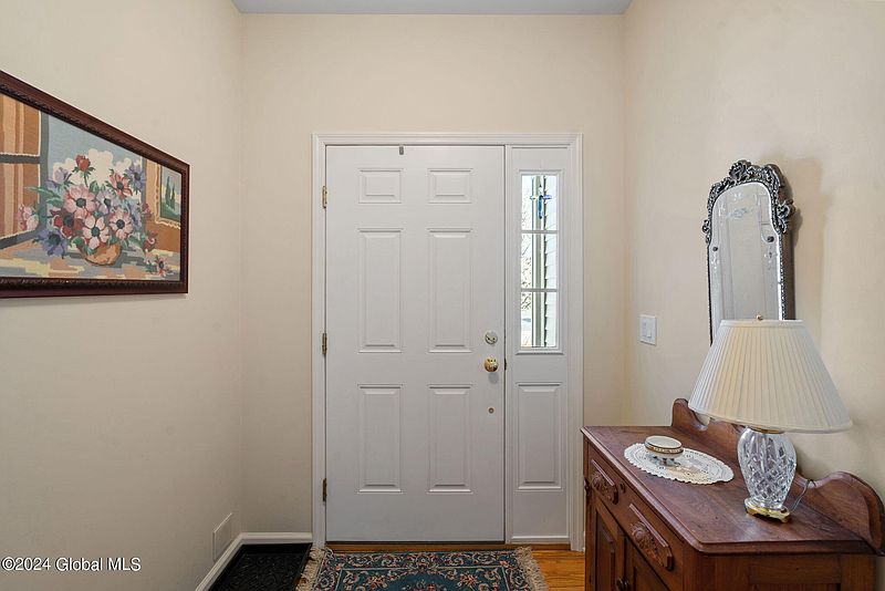 3rd image of 29 Hampton Circle