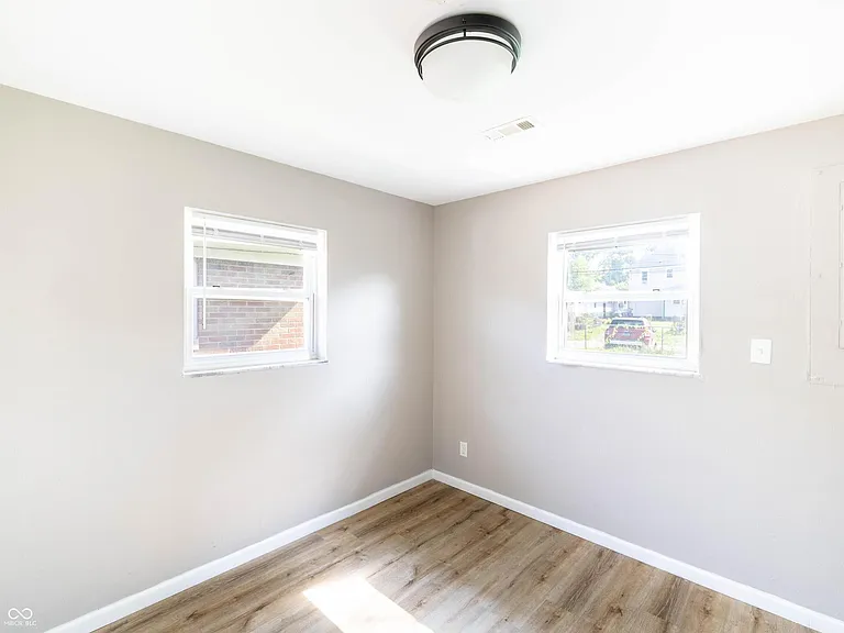 617 N Oxford St — Photo 12