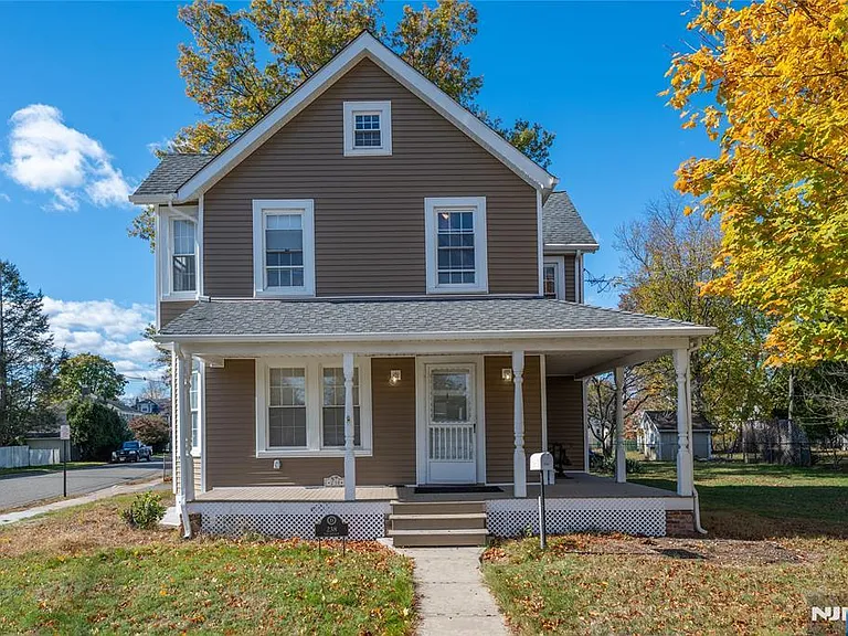 238 Van Ave — Photo 2