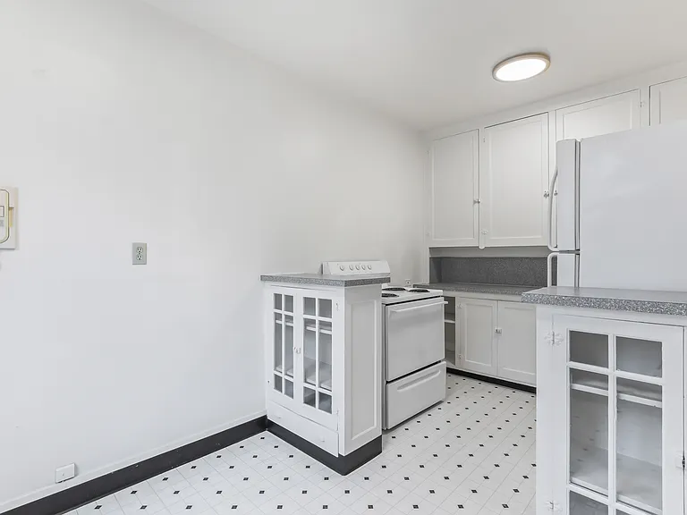 2128 SE Hawthorne Blvd - Caldwell Apartments — Photo 11