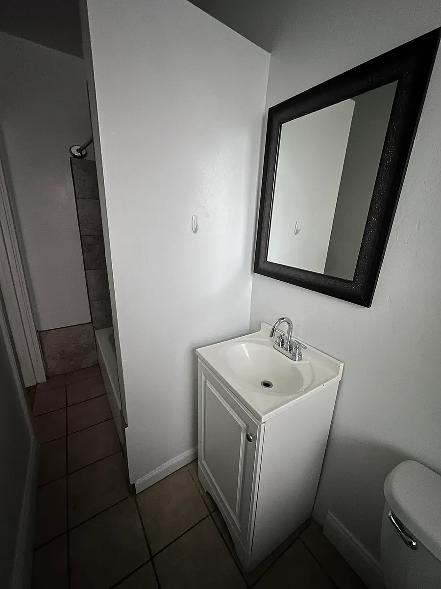 Building Photo - 5670 N Ridge Ave #1E