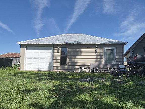 4th image of 729 N 2650th Ave