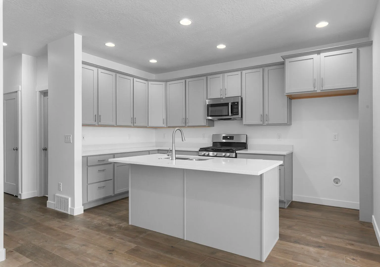 1 Month Free Rent- 3 Bed 2.5 Bath South Jordan Townhome Available Now! — Photo 2